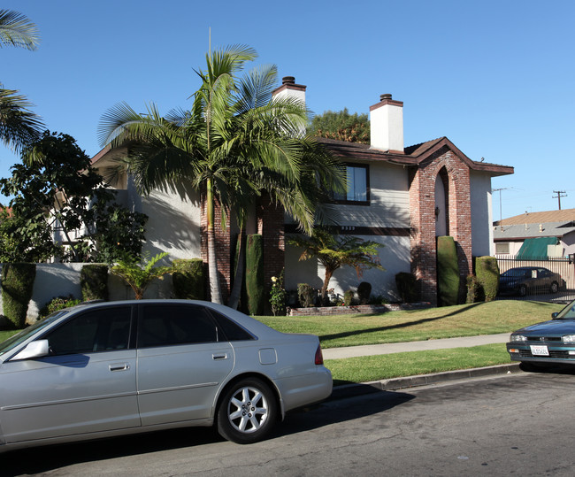 9335 Park St in Bellflower, CA - Foto de edificio - Building Photo