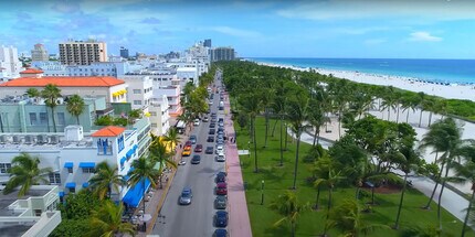 834 Ocean Dr in Miami Beach, FL - Building Photo - Building Photo