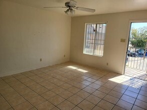 2704 E Kearney St in Laredo, TX - Foto de edificio - Building Photo