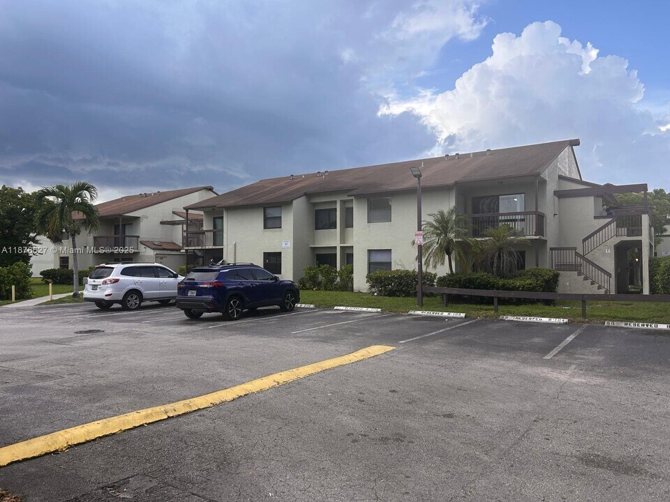 425 NW 210th St in North Miami Beach, FL - Building Photo