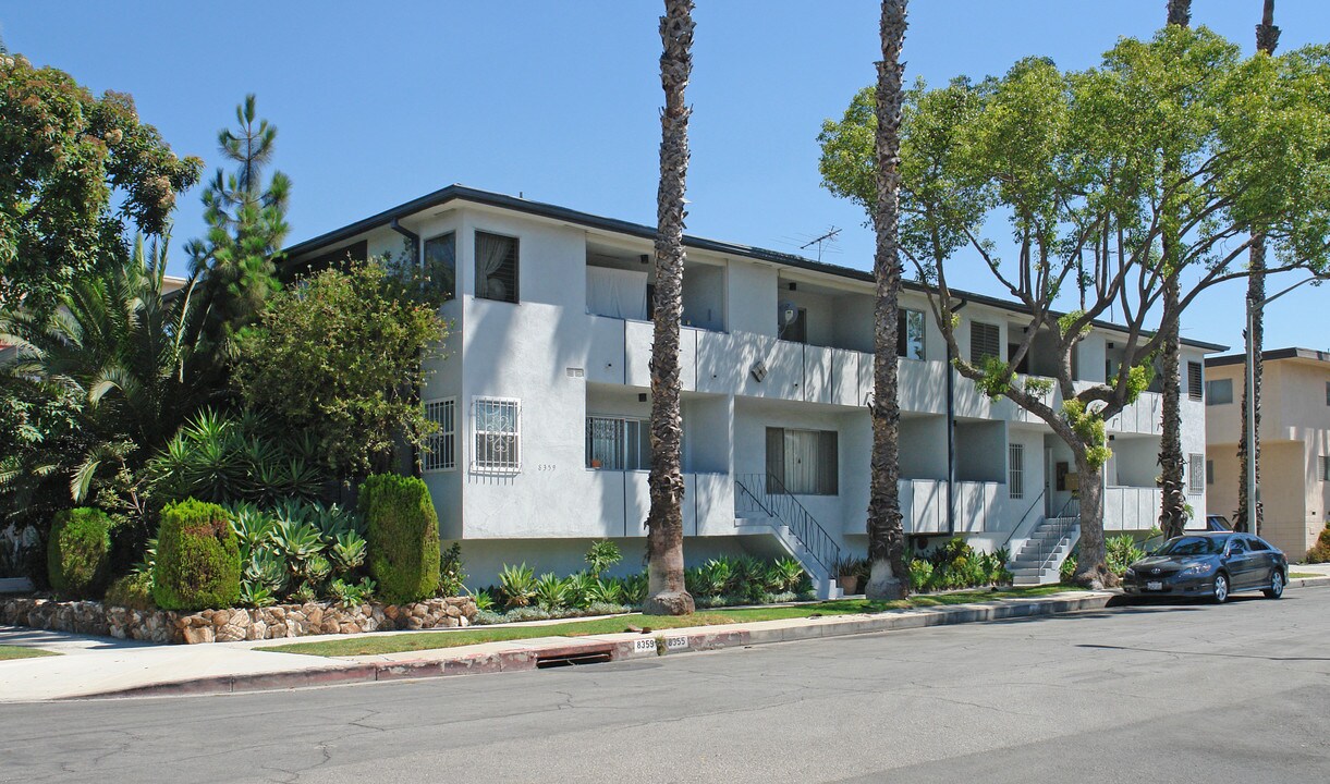 8355 Rosewood Ave in Los Angeles, CA - Foto de edificio