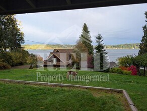 8876 Utah St NE in Bremerton, WA - Building Photo - Building Photo