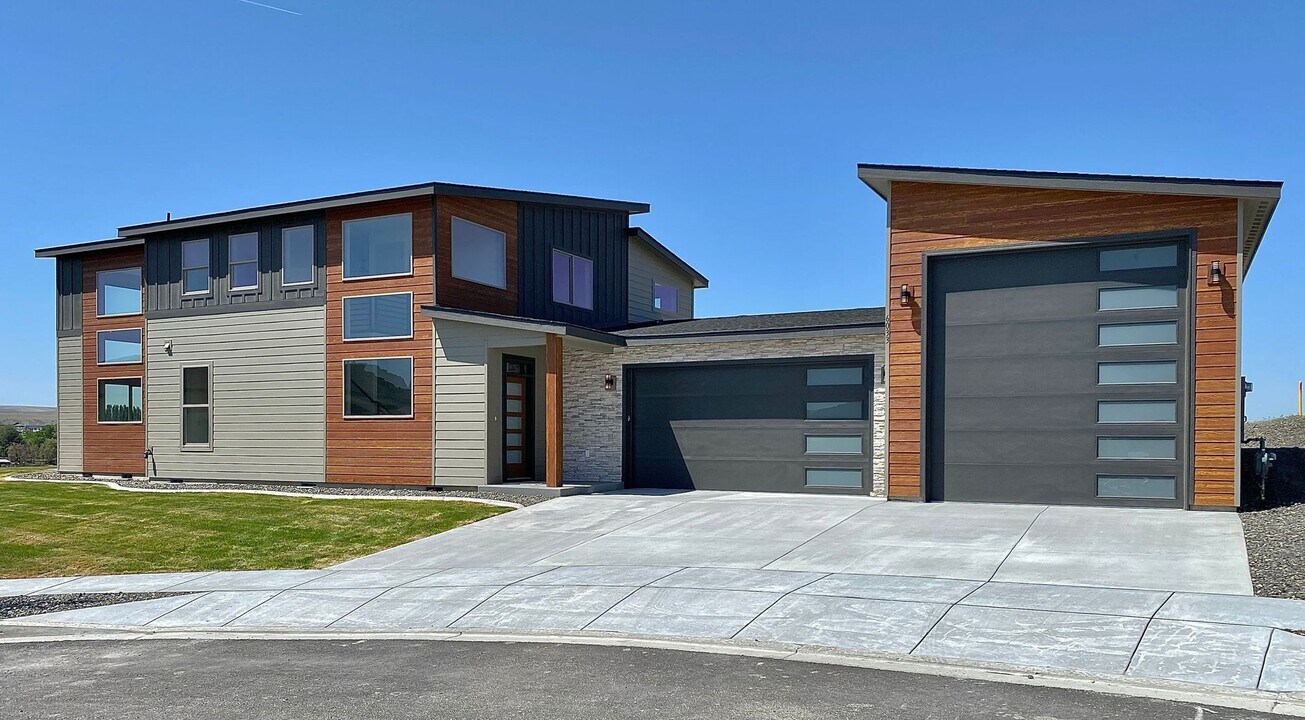 6033 W 30th Ave in Kennewick, WA - Building Photo