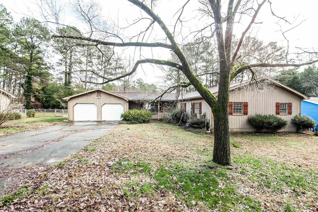 1694 Webb Gin House Rd in Snellville, GA - Building Photo