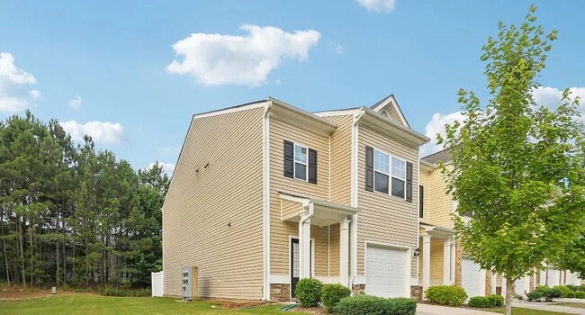 Room in Townhome on Estes Dr in Atlanta, GA - Building Photo - Building Photo