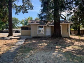 1465 Fruitdale Dr in Grants Pass, OR - Building Photo