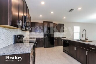 10226 Bright Crystal Ave in Riverview, FL - Building Photo - Building Photo