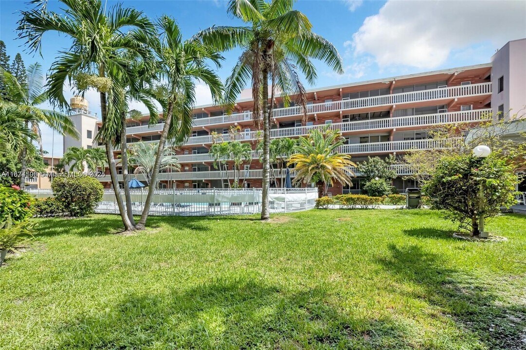 141 NE 10th Ave in Hallandale Beach, FL - Foto de edificio