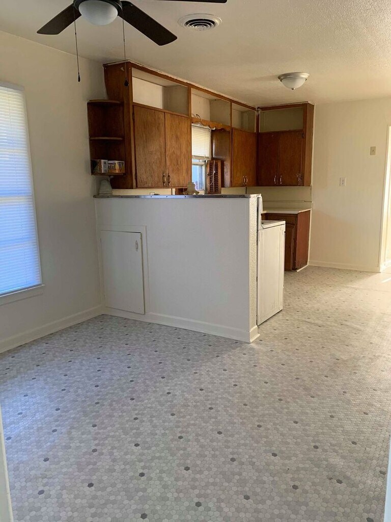 914 W Trinity St Rentals in Groesbeck, TX