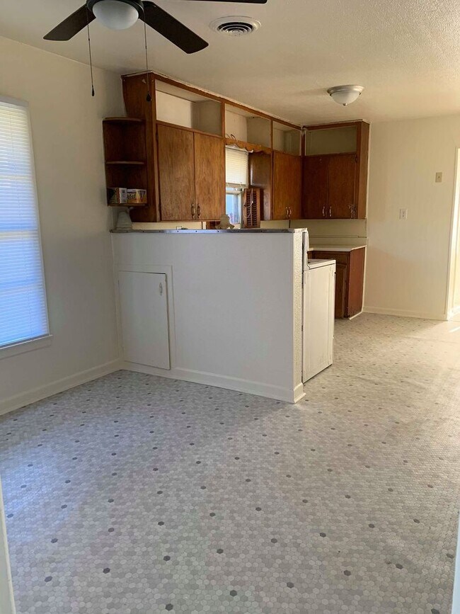 914 W Trinity St Rentals in Groesbeck, TX