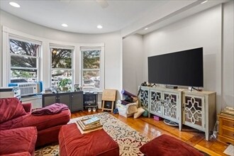 194 Emerson St, Unit 1 in Boston, MA - Building Photo - Building Photo