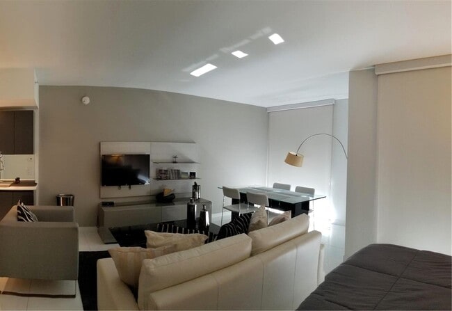 31 SE 5th St, Unit # in Miami, FL - Building Photo - Building Photo