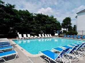 936 Waterford Dr in Edison, NJ - Building Photo - Building Photo