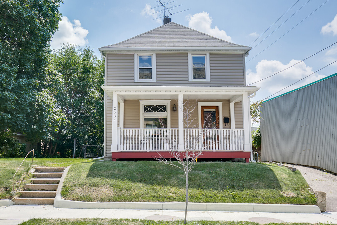 2534 Franklin Ave in St. Paul, MN - Building Photo