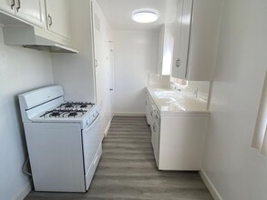 11877 Grevillea Avenue, in Hawthorne, CA - Foto de edificio - Interior Photo