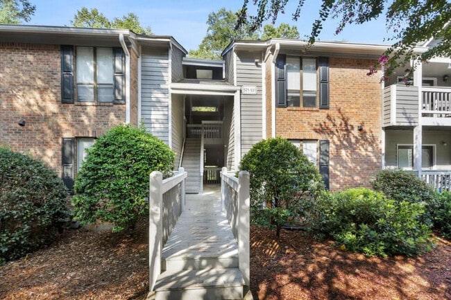 527 Warm Springs Cir in Roswell, GA - Building Photo - Building Photo