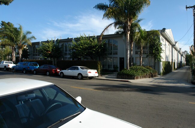 French Quarter Apartments in Goleta, CA - Foto de edificio - Building Photo