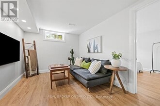 2061 Featherston Dr in Ottawa, ON - Building Photo - Building Photo