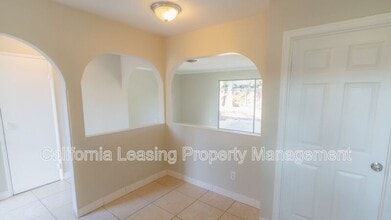 20865 Burbank Blvd in Los Angeles, CA - Building Photo - Building Photo