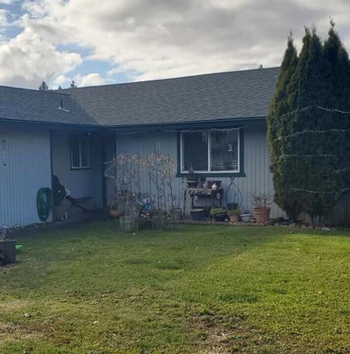 25 Sowell Ct-Unit -B in Shady Cove, OR - Foto de edificio