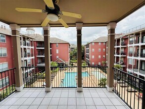2400 McCue Rd in Houston, TX - Building Photo - Building Photo