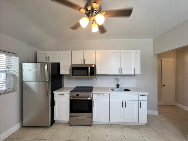 1555 Harrison St in Hollywood, FL - Building Photo - Building Photo