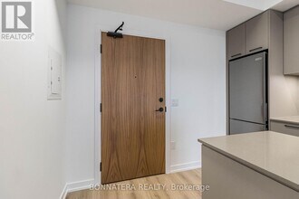 10 Lagerfeld Dr in Brampton, ON - Building Photo - Building Photo