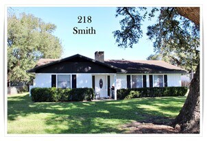 218 Smith St in Columbus, TX - Building Photo