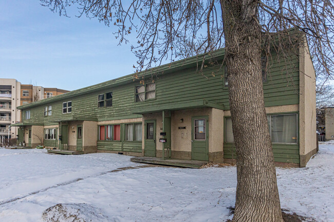 Holyrood Gardens - Tower 1 in Edmonton, AB - Building Photo - Building Photo