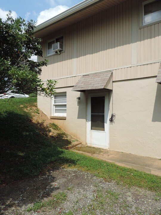 109 Forest Lake Ln in West Jefferson, NC - Building Photo