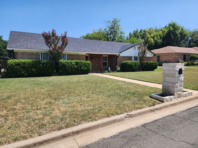 337 Cedarwood Ln in Hewitt, TX - Building Photo - Building Photo