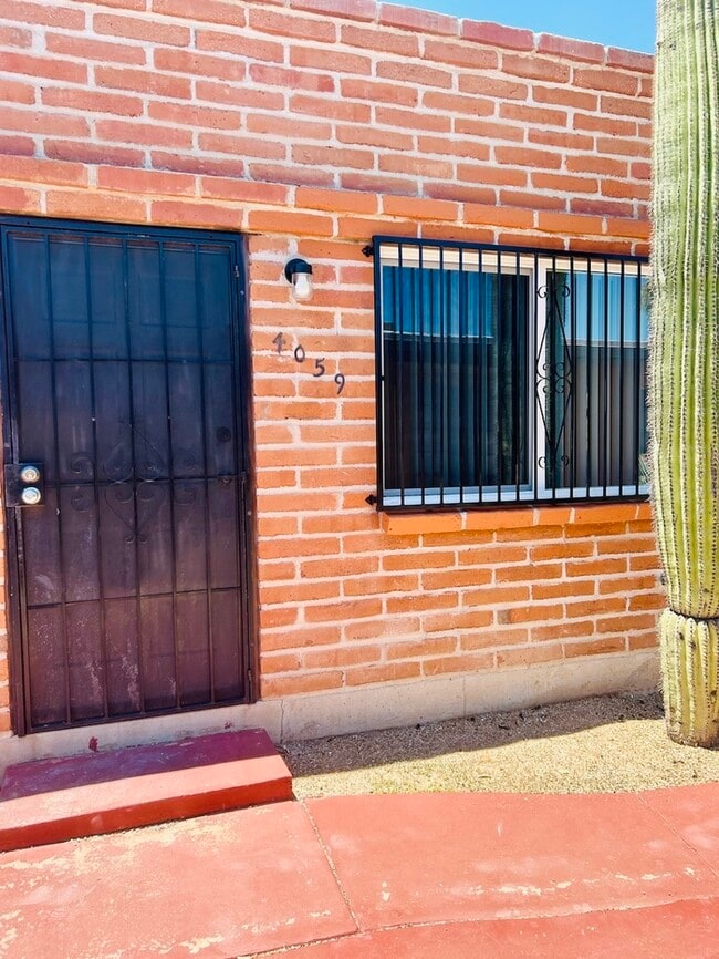 property at 4059 E Lee St