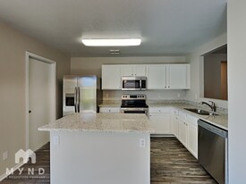 13475 W Post Dr in Surprise, AZ - Foto de edificio - Building Photo