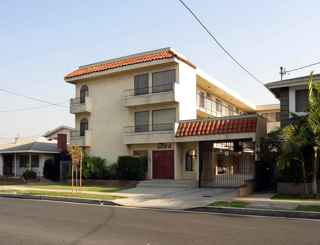 12144 Grevillea Ave in Hawthorne, CA - Foto de edificio - Building Photo