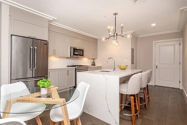 214 Market St, Unit 201 in Boston, MA - Foto de edificio - Building Photo