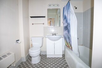 2107 W Farragut Ave, Unit #2C in Chicago, IL - Foto de edificio - Building Photo