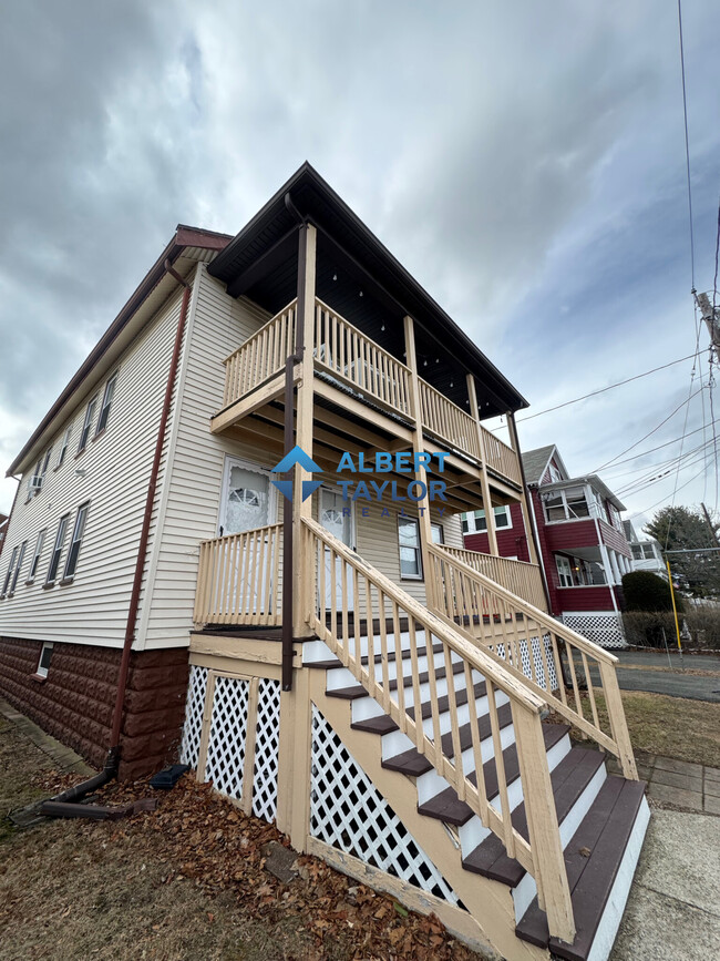 119 Burget Ave, Unit 2 in Medford, MA - Foto de edificio - Building Photo