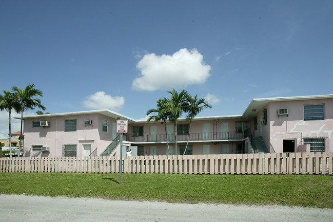 4037 SW 65th Ave in Miami, FL - Building Photo - Building Photo