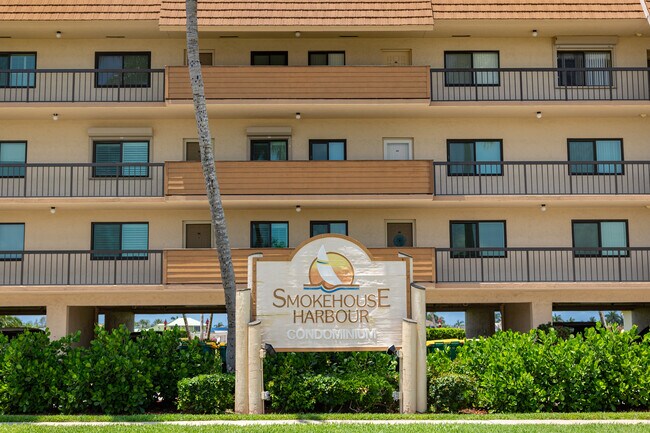 Smokehouse Harbour Condominium in Marco Island, FL - Foto de edificio - Building Photo