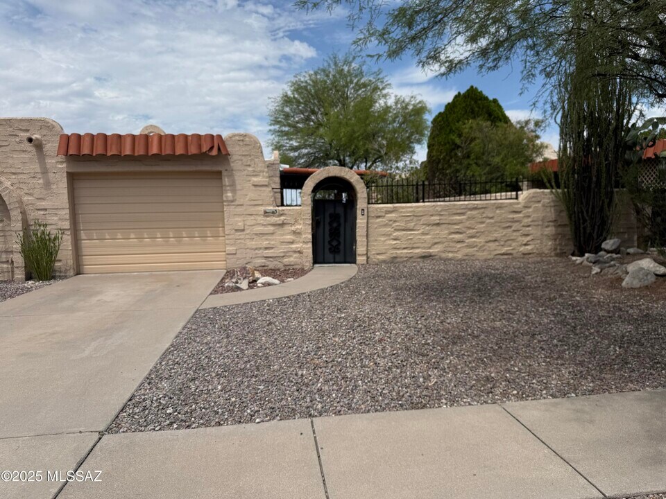 810 N Camino Santiago in Tucson, AZ - Foto de edificio