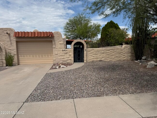 810 N Camino Santiago in Tucson, AZ - Building Photo - Building Photo