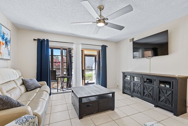 3800 Saxon Dr in New Smyrna Beach, FL - Foto de edificio - Building Photo