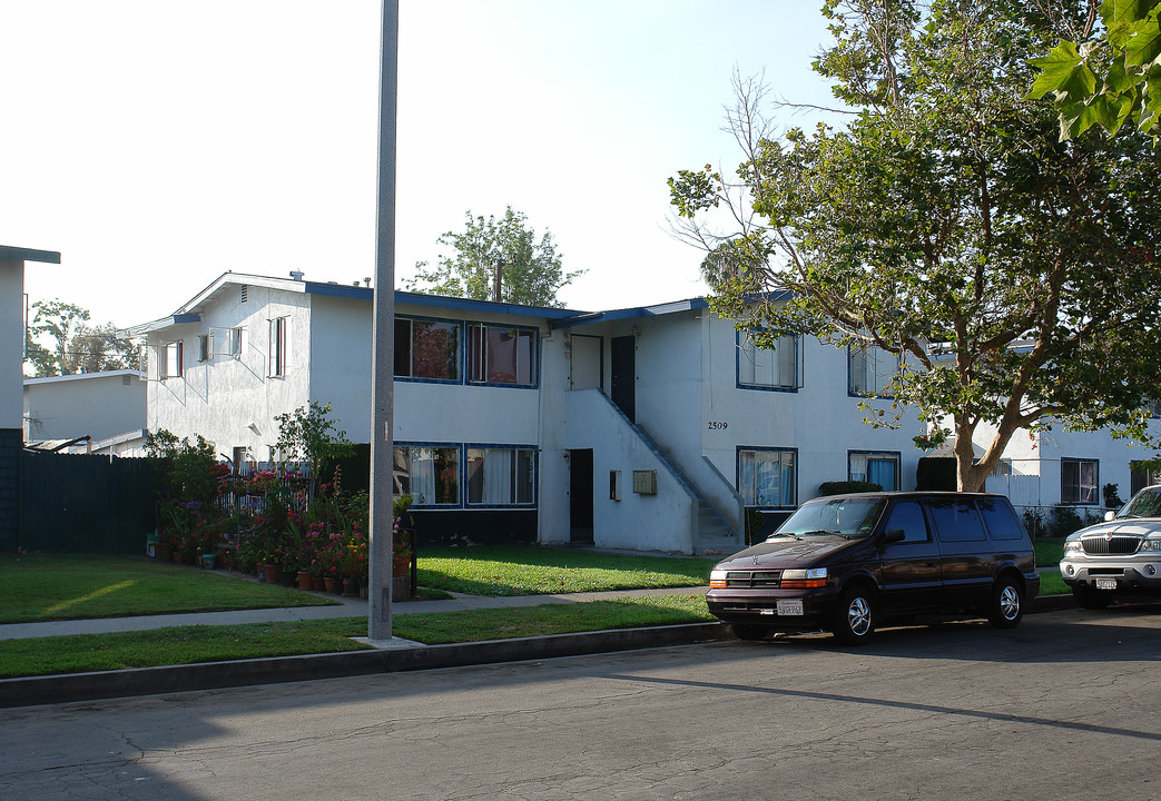 2509 S Baker St in Santa Ana, CA - Foto de edificio