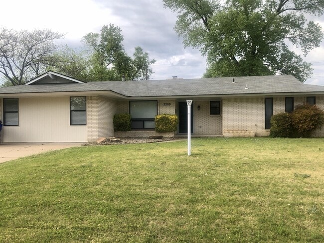 2209 Iowa St in Norman, OK - Building Photo - Building Photo