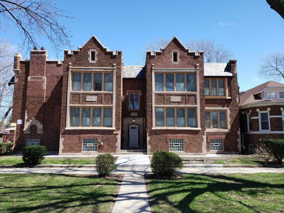 53 E 74th St in Chicago, IL - Building Photo