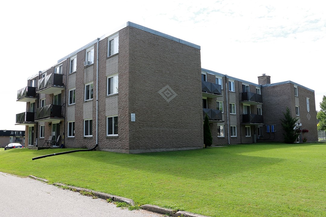 Thompson Manor in Owen Sound, ON - Building Photo