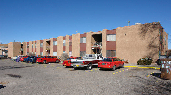 Vail Manor Apartments in Albuquerque, NM - Building Photo - Building Photo