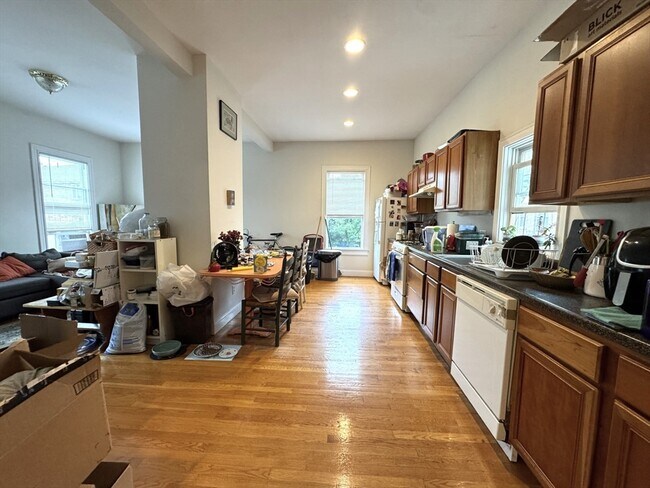 1 McLean Pl in Cambridge, MA - Building Photo - Building Photo