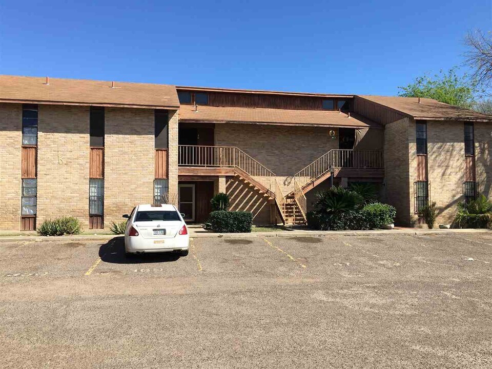 100 Aurora St in Laredo, TX - Building Photo