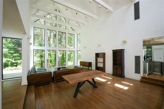 246 Cleft Rd in Mill Neck, NY - Building Photo - Building Photo